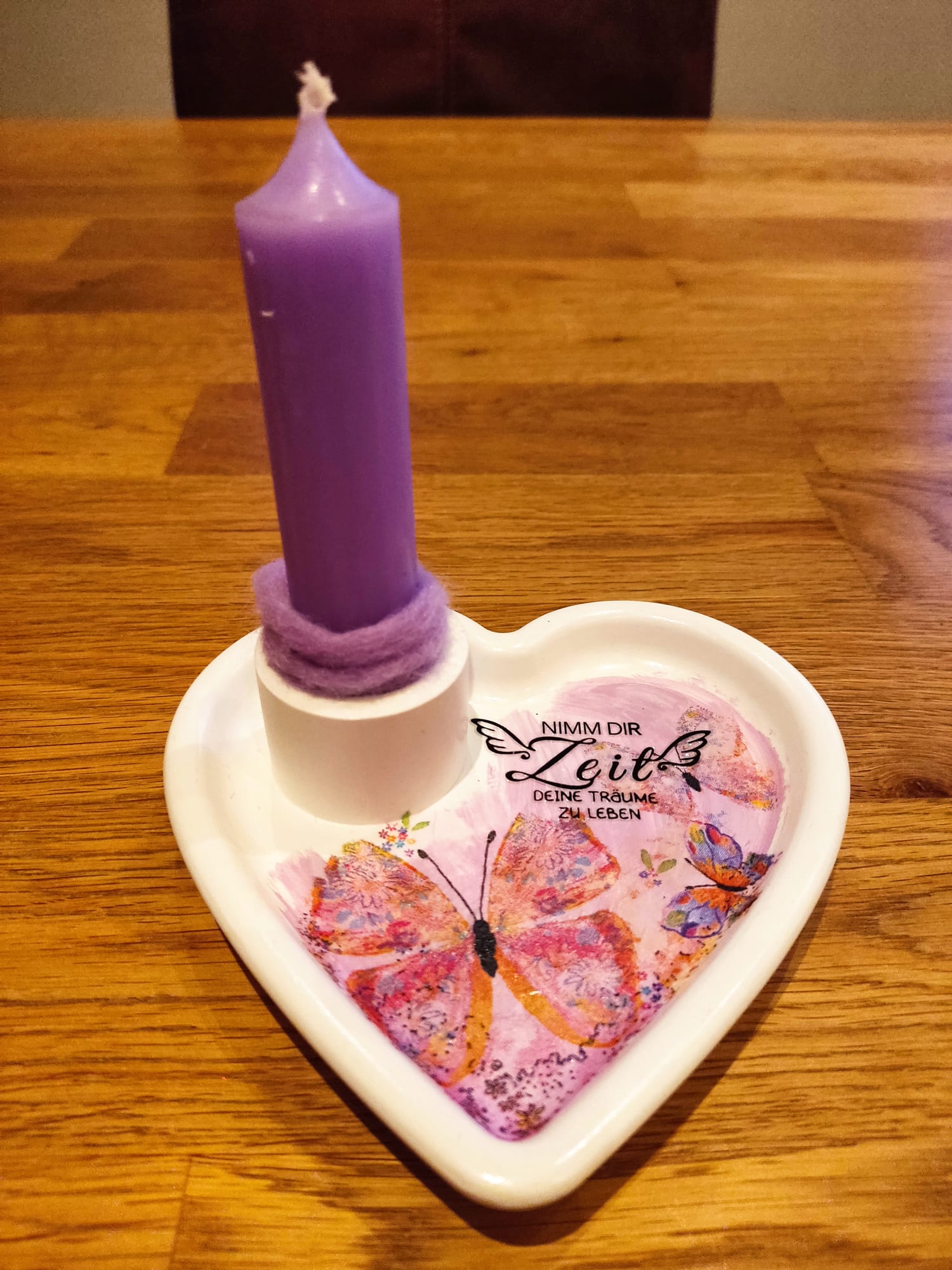 Betonobjekte auf Natursteinpodest